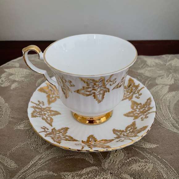 Royal Windsor Canada Gold Maple Leaf Teacup & Saucer - Picture 7 of 13